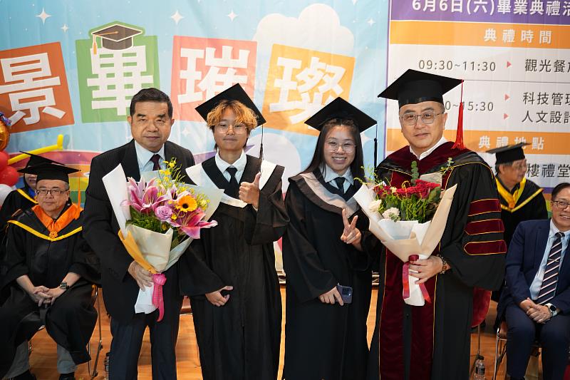 畢業生代表獻花感謝四年來景文師長的諄諄教誨及細心的教導。