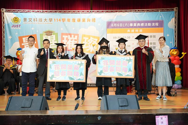 雙胞胎姊妹手足情深、同屆同班歡欣攜手畢業。