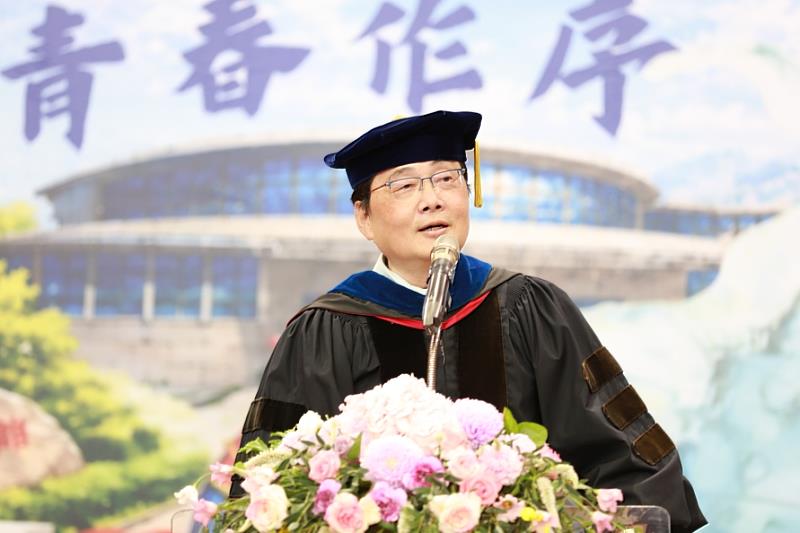佛大校長趙涵㨗指出，面對AI時代來臨，畢業生不應害怕改變，而應主動擁抱新科技。