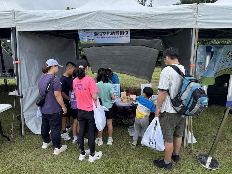 台積電親子活動進行漁港食魚文化教育