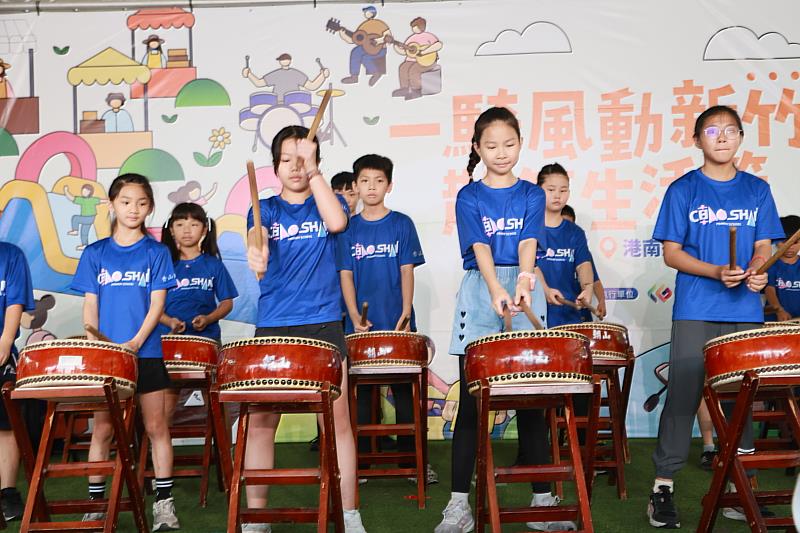 朝山國小太鼓團熱情洋溢開場表演