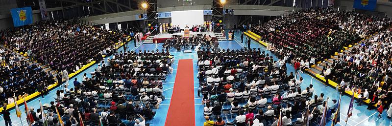 文化大學舉行畢業典禮,近4,000名畢業生與家長齊聚校園,共同見證重要里程碑,準備邁向人生新階段。