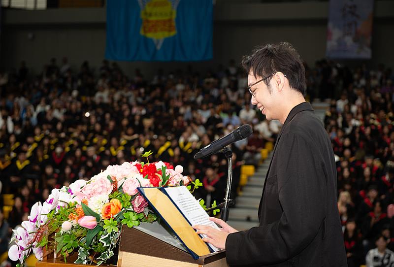 邵韋傑校友以「把自己活成一道光」勉勵全體畢業生,期許大家保持善良與初心,用生命影響生命,在未來道路上成為照亮他人的力量,實現人生價值。
