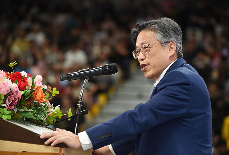 現任中央研究院資通安全專題中心執行長李育杰勉勵畢業生堅持夢想,強調AI是幫助成長的工具,人生的溫度需親身體會,唯有親自書寫生命故事,才能展現真正價值。