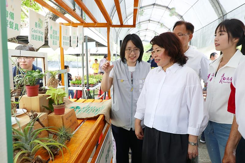 黃敏惠市長參觀環保局擺設的特色攤位