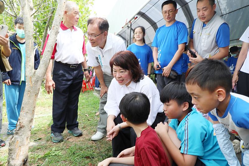 黃敏惠市長聆聽小朋友講解獨角仙知識