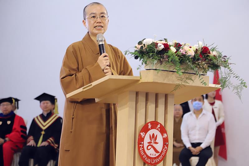 南華大學舉行「114學年度畢業典禮」,佛光山叢林學院院長妙南法師代表董事長心保和尚蒞臨致詞。
