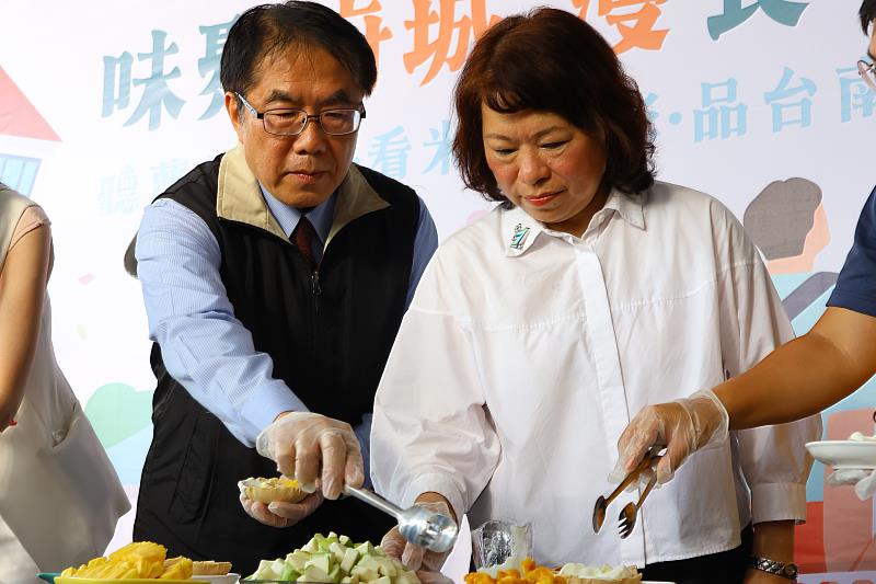黃敏惠市長與黃偉哲市長一同製作點心