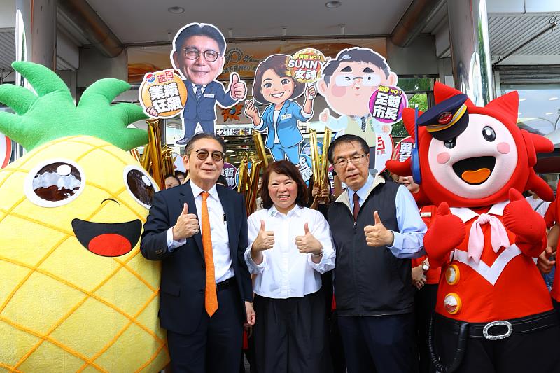 黃敏惠市長(中)與黃偉哲市長(右)及遠東百貨總公司商品部副總經理陳佑任合影