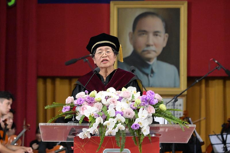 南大校長陳惠萍勉勵畢業生以感恩、包容、韌性與終身學習迎向未來，成為各行各業的「百業為師」。