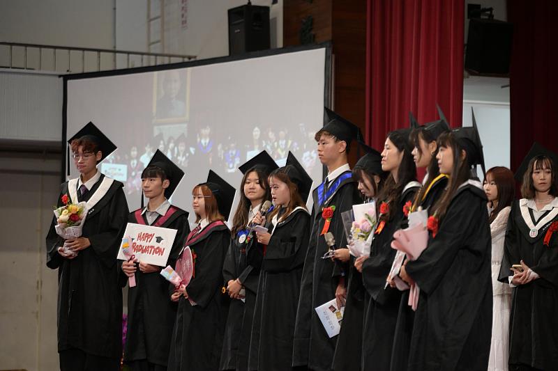 畢聯會代表分享大學四年的成長與收穫，向師長、家長及同學表達感謝之情。