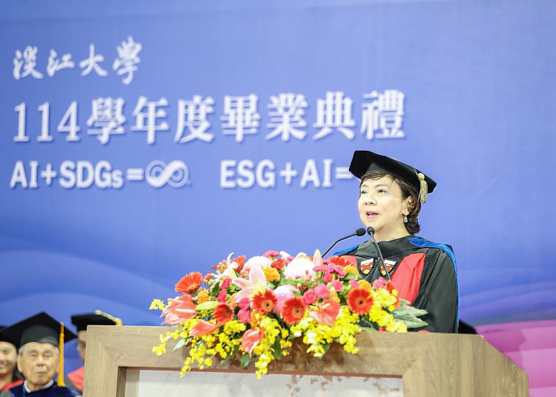 張家宜董事長期許畢業生保持終身學習的熱情，日後回母校和學弟妹分享經驗，傳承淡江精神。（圖／淡江大學提供）