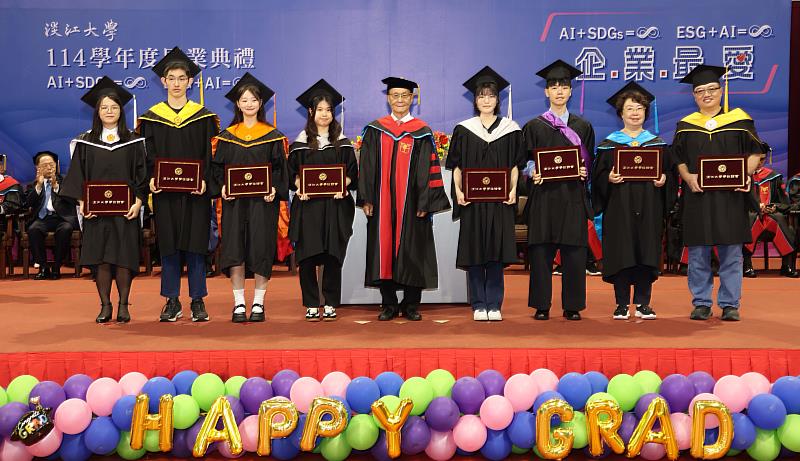 葛煥昭校長（中）為各學院碩士班畢業生代表頒發畢業證書後，一同合影。（圖／淡江大學提供）
