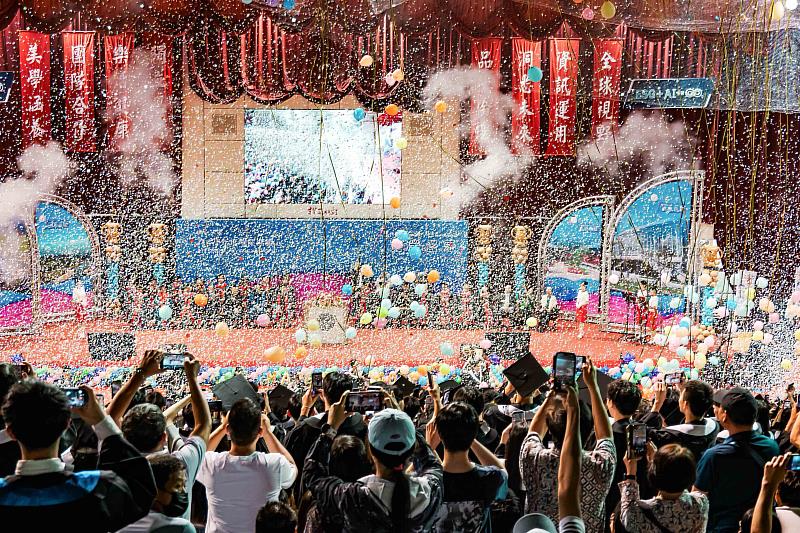 畢典在彩炮聲、繽紛紙花及滿空氣球下，伴隨著依依不捨的氣氛畫下圓滿句點。（圖／淡江大學提供）