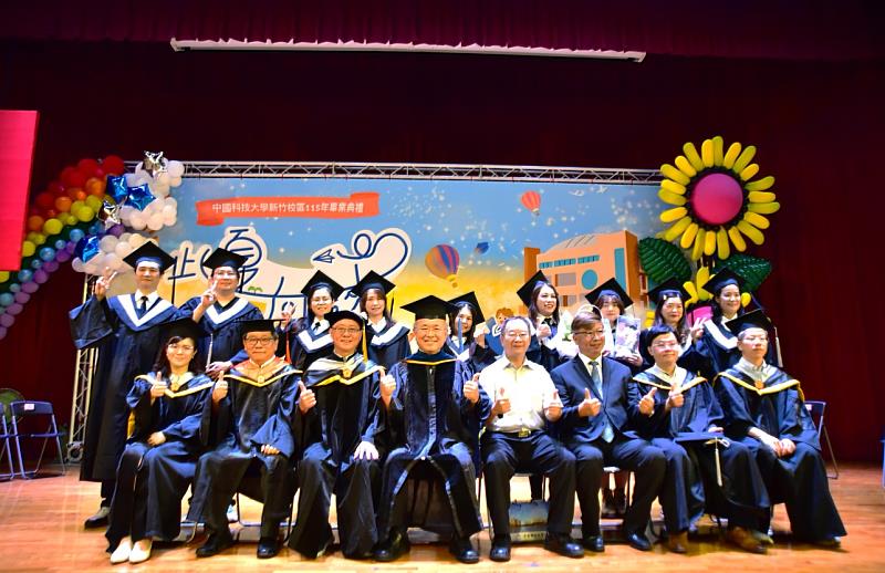 陳振遠校長(前排中)、廖憲文資深副校長（前排左3）、管理學院李弘斌院長（前排左2）、校友會鄭貴元副理事長（前排右3）與畢業生合影。（照片/校方提供）