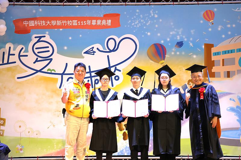湖口鄉民代表會翁紹軒副主席（左1）頒發中國科大新竹校區學業優秀學生獎。（照片/校方提供）
