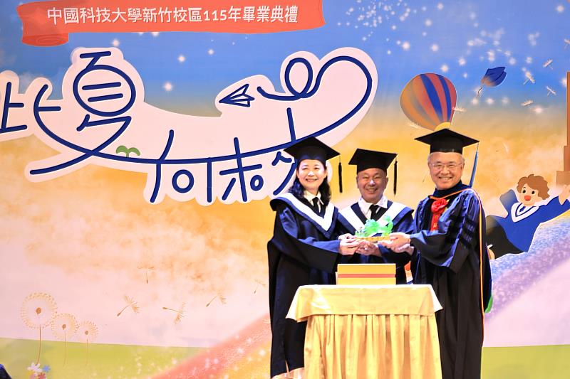 中國科大新竹校區樂齡大學畢業生代表獻獎與陳振遠校長（右1）合影。（照片/校方提供）