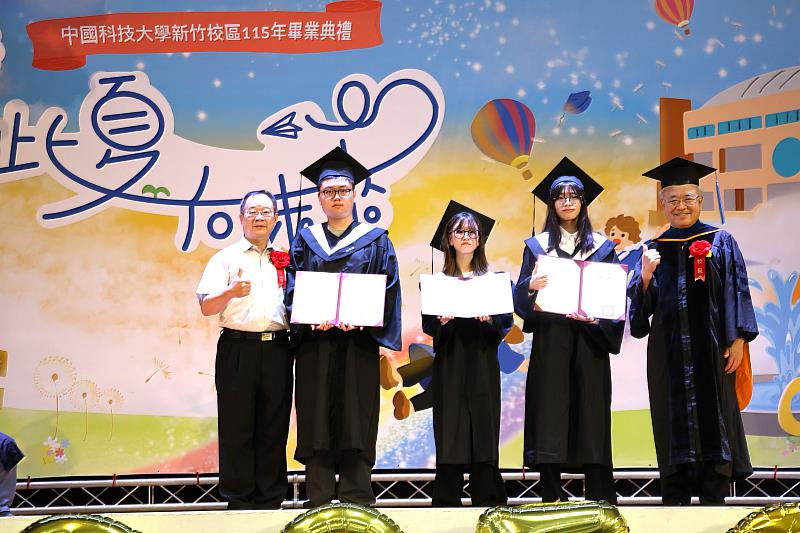 清華高中張玉平校長（左1）頒發中國科大新竹校區學業優秀學生獎。（照片/校方提供）