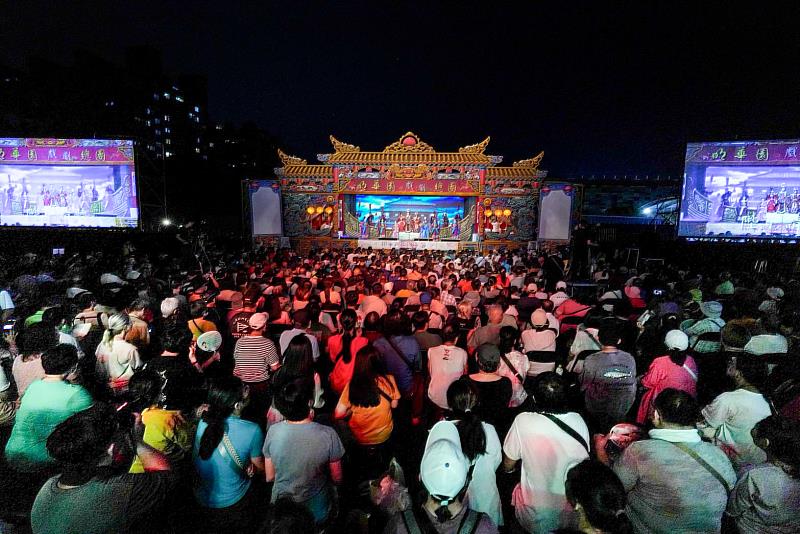 「新北市巷弄藝起來」6日晚間於土城綜合體育場熱鬧揭幕。