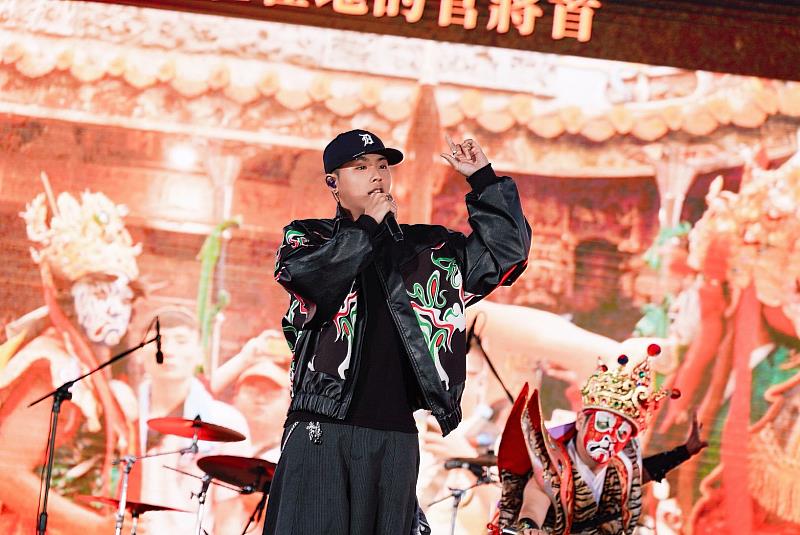 HowZ為活動創作全新單曲《三步贊》,節奏鮮明的饒舌,結合鐵四帝文化藝術創意團隊的傳統藝陣展演,呈現新莊獨特的民俗文化意象。
