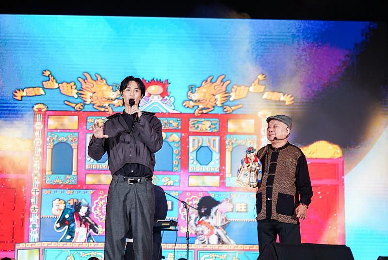 新莊在地創作人李英宏帶來新曲《好戲》首演,與新西園掌中劇團許正宗團長跨界合作,讓廟街的歷史記憶、信仰節奏,轉譯成現代音樂語彙。