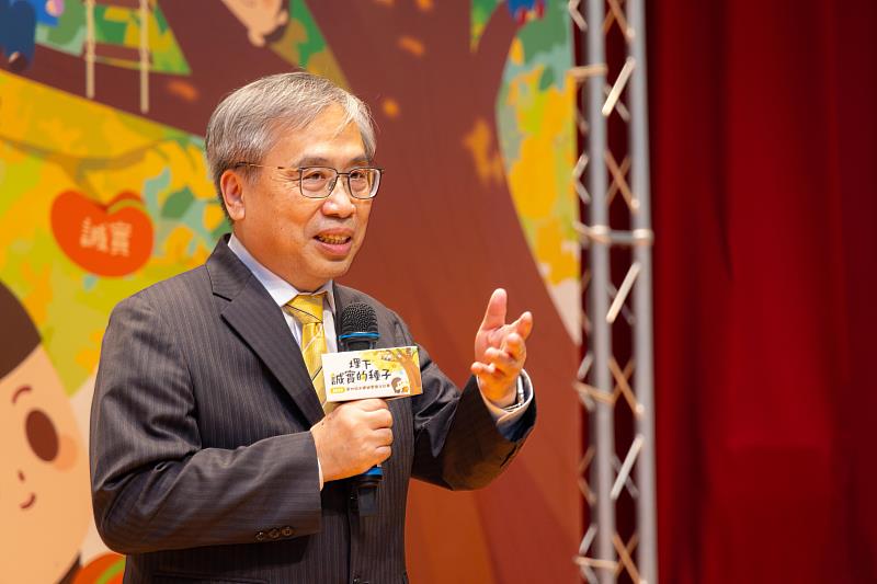 永慶慈善基金會董事劉炳耀特別出席「誠實徵文-中台灣頒獎典禮」,恭喜並勉勵得獎同學在日常生活中落實誠實。