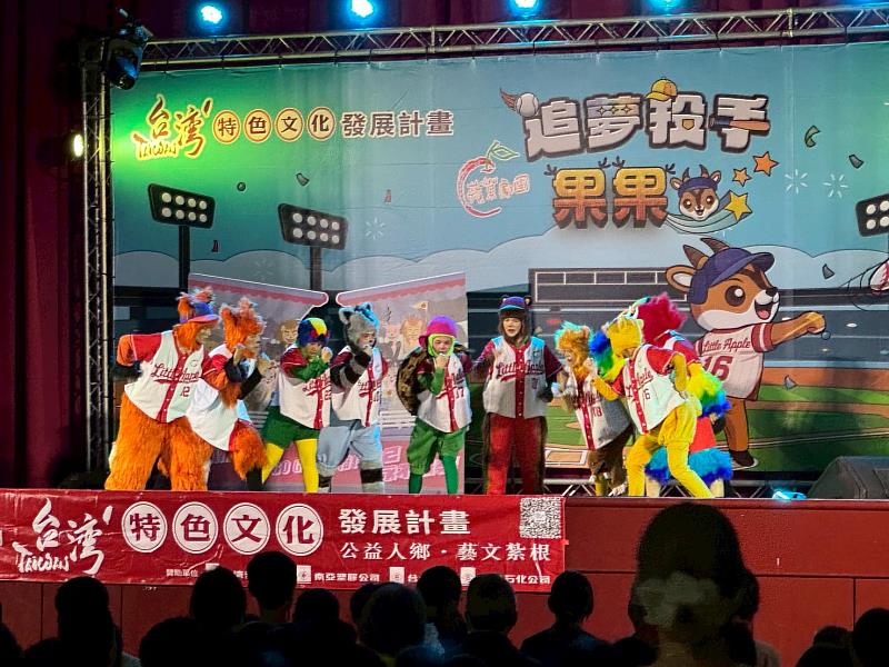 跟著果果一起參加熱血棒球隊。