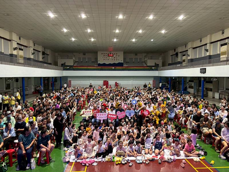 貴賓與演員們與全場的大小朋友一同合照留下紀念。