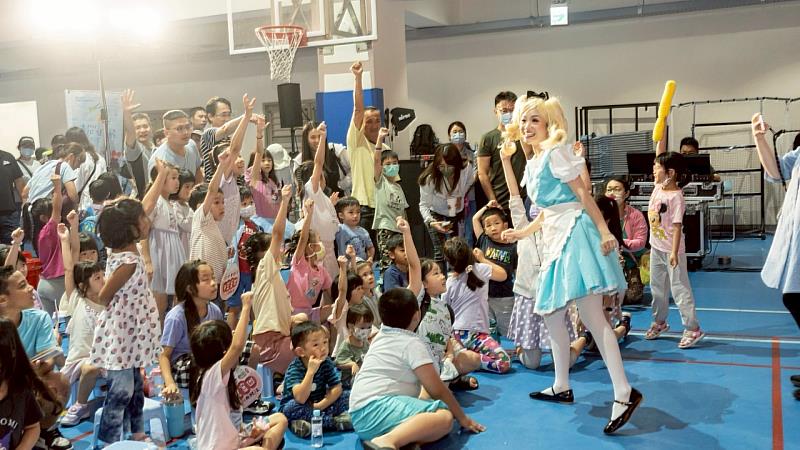 活動現場演員與大小朋友互動及有獎問答，演出過程生動、活潑、有趣。（114年資料照）