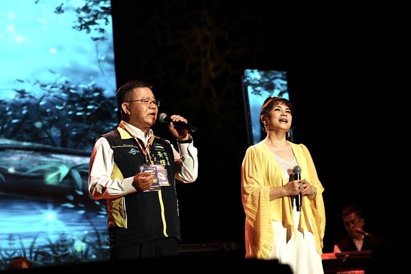 中央大學EMBA校友會理事長黃輝彬也登台，與凃佩岑合唱經典民歌〈神話〉，獲得現場熱烈掌聲。