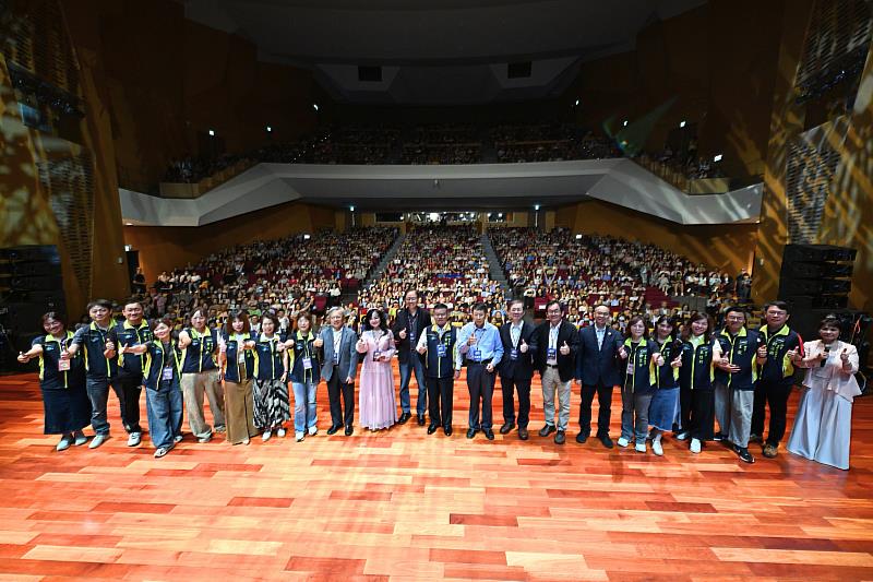 這場跨越世代的音樂盛典,中央大學大禮堂1500個座位幾乎座無虛席,桃園市長張善政等重要貴賓一同合影。