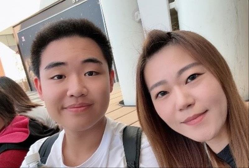 張斈丞與媽媽合影。