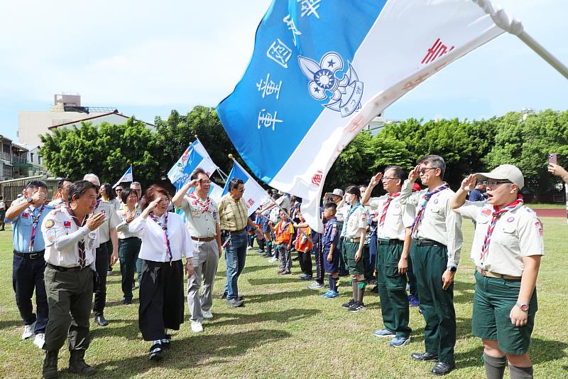 黃敏惠市長向童軍夥伴敬禮。