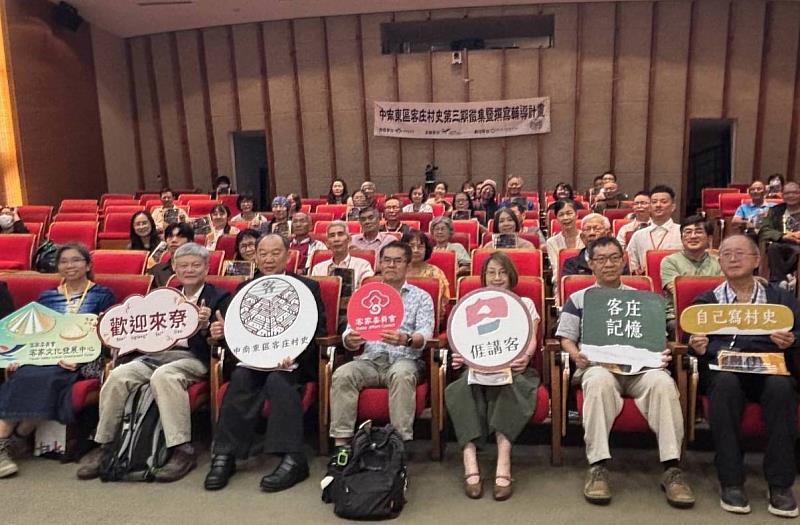 客庄村史作者齊聚六堆,傳承中南東區客庄文化記憶,與會人員合影。左起:洪馨蘭教授、張弘毅理事長、謝勝信主任、俞龍通教授、顧雅文副研究員、許世融教授、馬紀政組長。