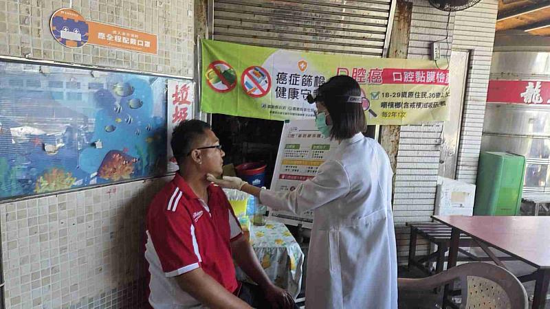 布袋衛生所前進觀光魚市場 守護口腔健康一起來