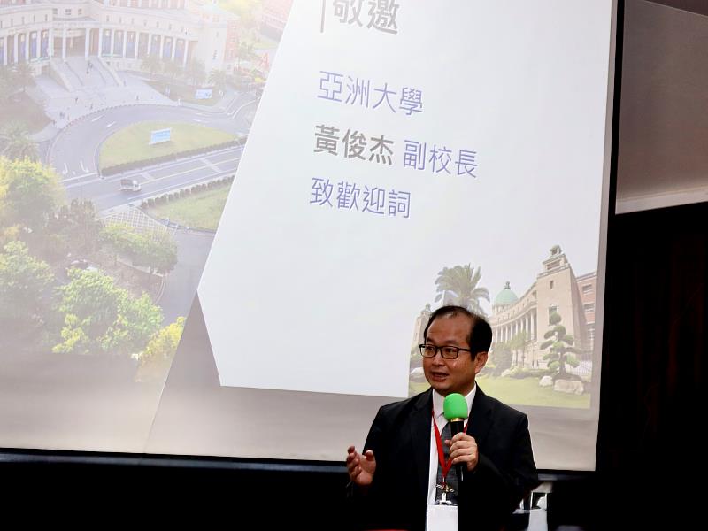 亞大副校長黃俊杰在智創未來生成式AI創意設計競賽致詞。