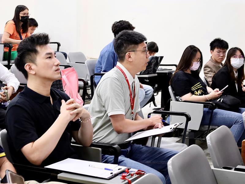 智創未來生成式AI創意設計競賽評審專注於學生表現。