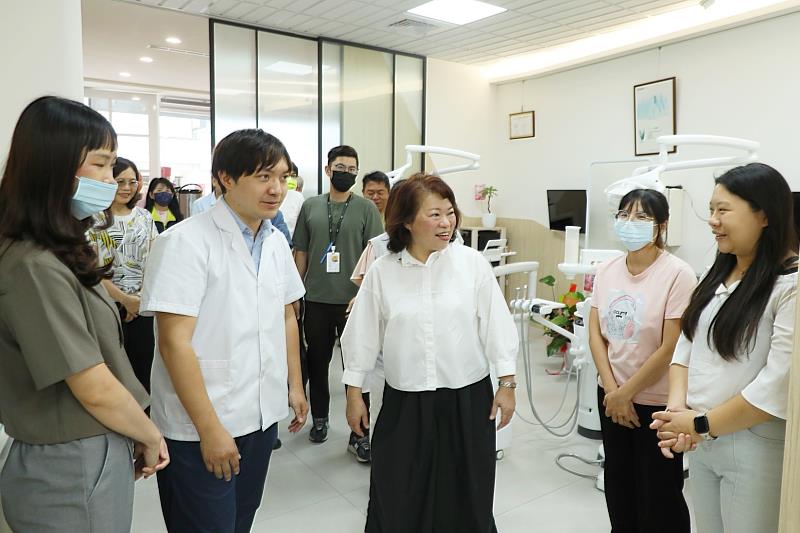 黃敏惠市長訪視丞泰牙醫診所。