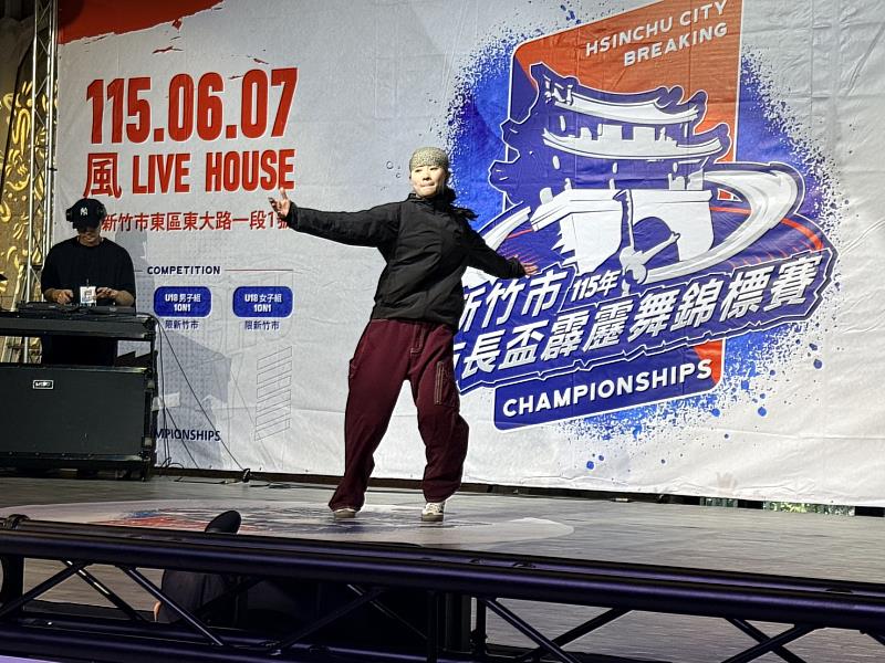 裁判老師Solo演出。