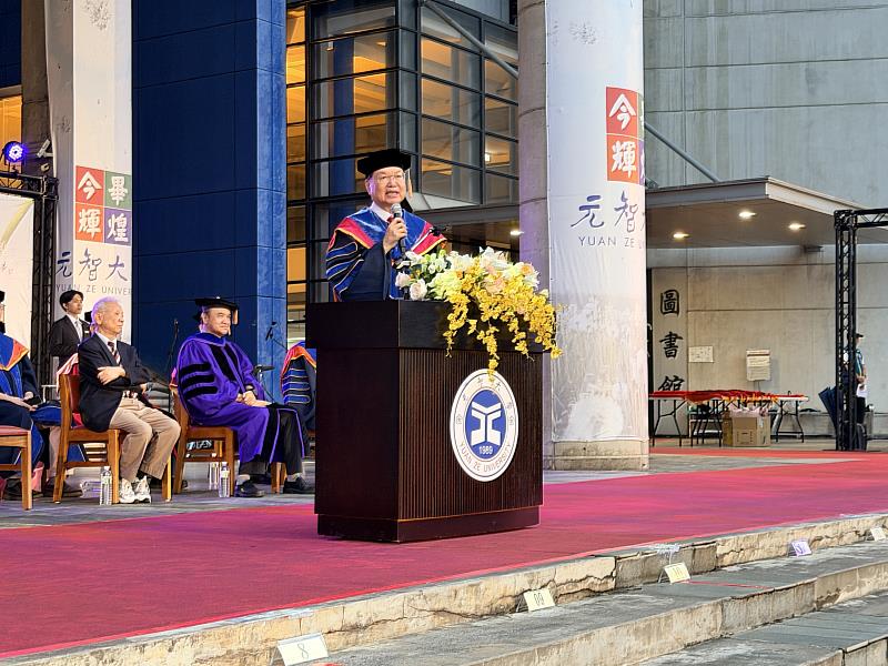 元智大學校長廖慶榮於致詞時勉勵畢業生勇敢迎向AI時代。