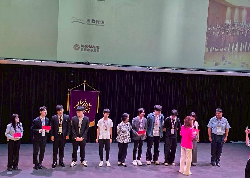銀牌獎(高中:資安治理組):劉建強,接受蔡淑貞理事長頒獎。