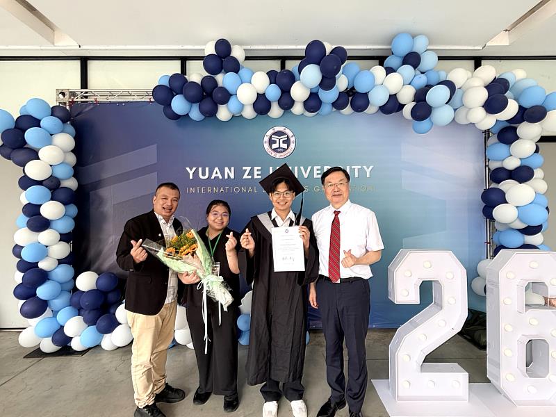 陳越強（左）一家三口先後成為元智校友，於畢業典禮中與元智大學校長廖慶榮（右）合影，見證跨世代的元智情誼與傳承。