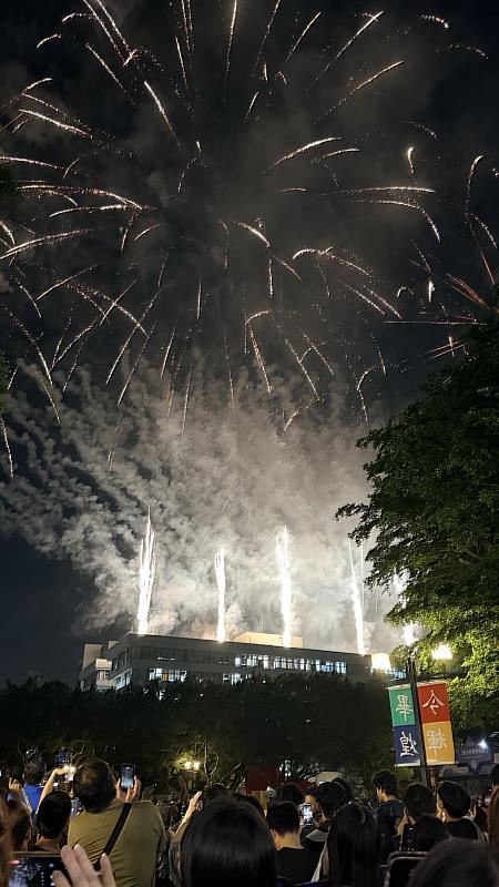元智大學「今畢輝煌」煙火秀點亮夜空。