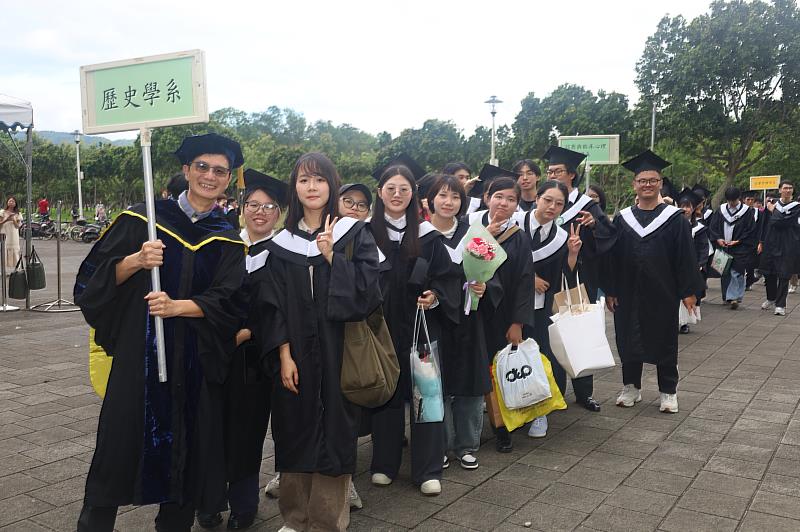 任教於歷史系之教務長陳鴻圖教授帶領歷史系同學進入畢業典禮會場。