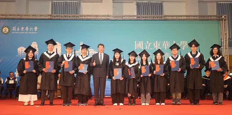 東華大學校友總會楊政道理事長頒發校友總會獎。