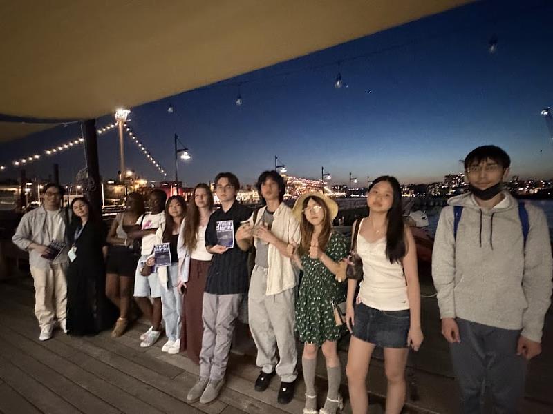 紐約市高中媒體課程教師May帶領學生前來觀賞「水的故事」放映展,眾人在船塢外合影。(圖片提供/靈鷲山佛教教團)