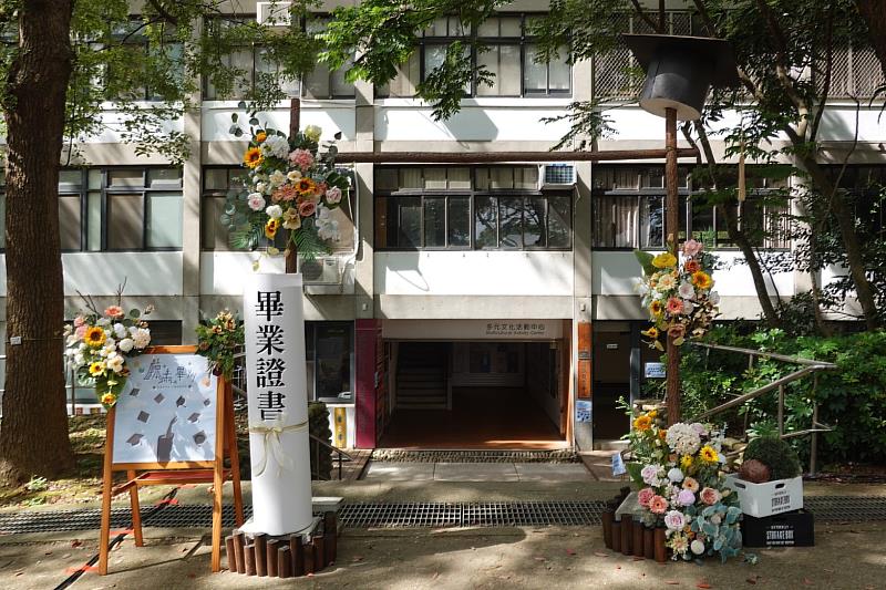 典禮以「啟程」與「『原』滿」為核心概念，融合原住民族文化元素與畢業意象，精心設置祝福桌、畢業證書捲筒與文化花藝布置。