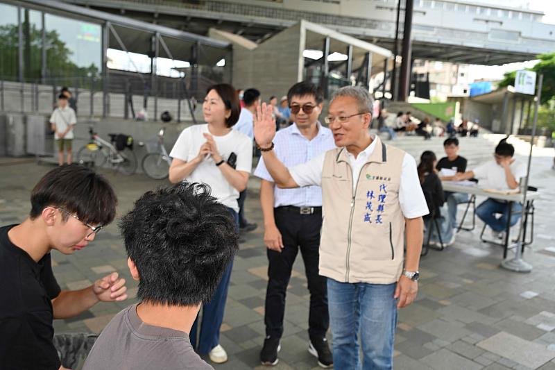 代理縣長林茂盛為參加童玩節短期工作人員甄試考生加油。
