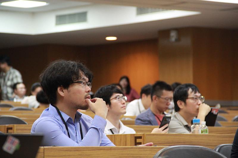 現場專家學者齊聚專心聽講。