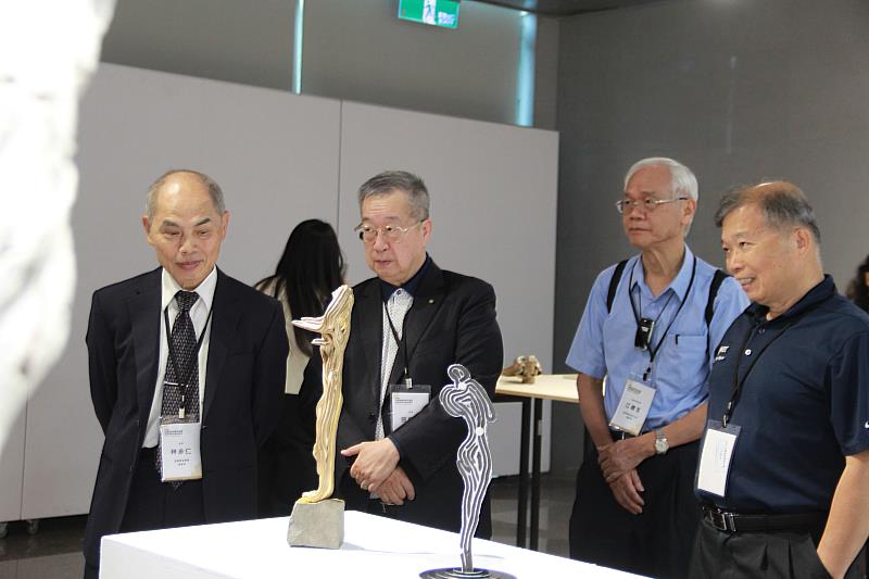 專家、學者一齊參觀「土理土器」陶瓷展,透過作品感受陶瓷藝術融合材料、工藝與當代美學的多元樣貌。